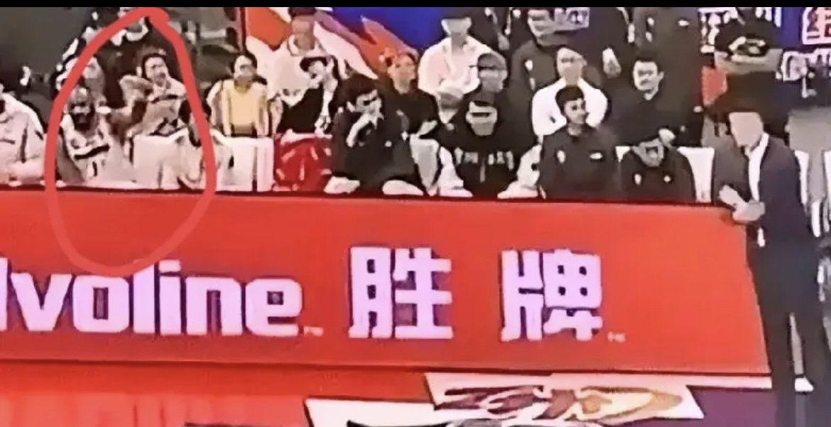 爱游戏官网公告-广告商争相抢占曝光机会，助威搅动球迷狂热的简单介绍
