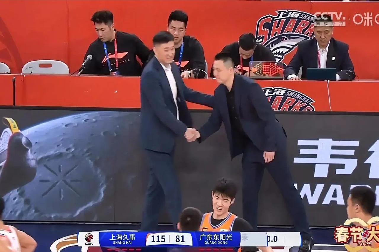 场上精妙配合，双方球员紧张对抗