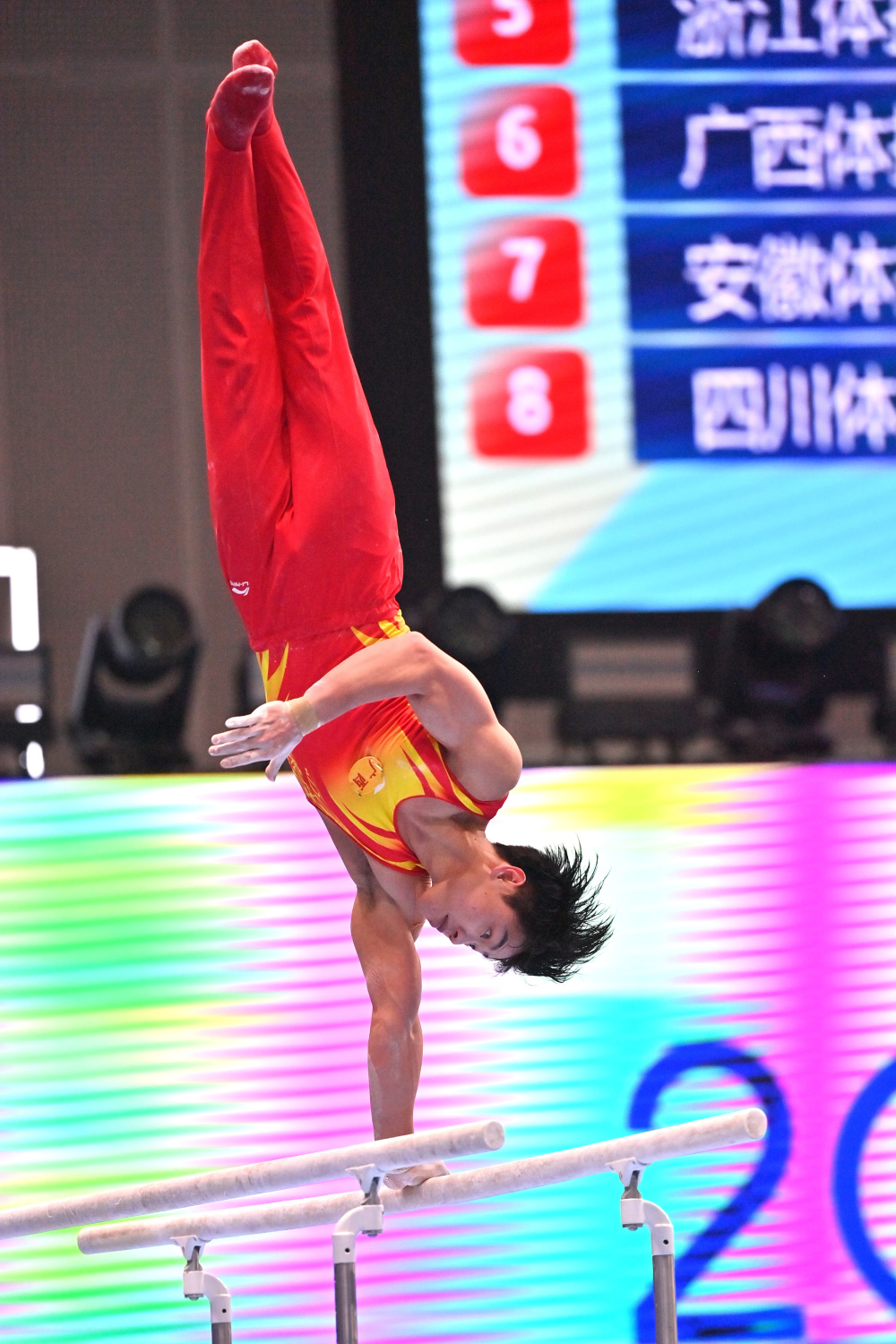 体操男子团体全能争夺领先地位